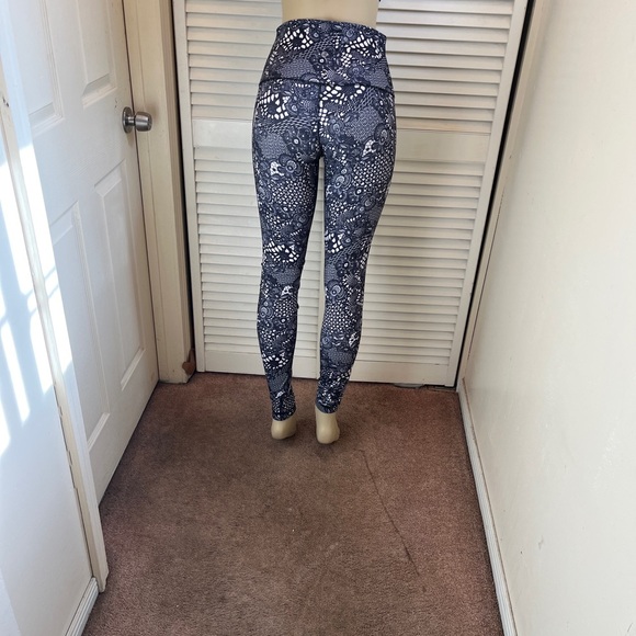lululemon athletica Black and White Patterned Leggings - Picture 3 of 4